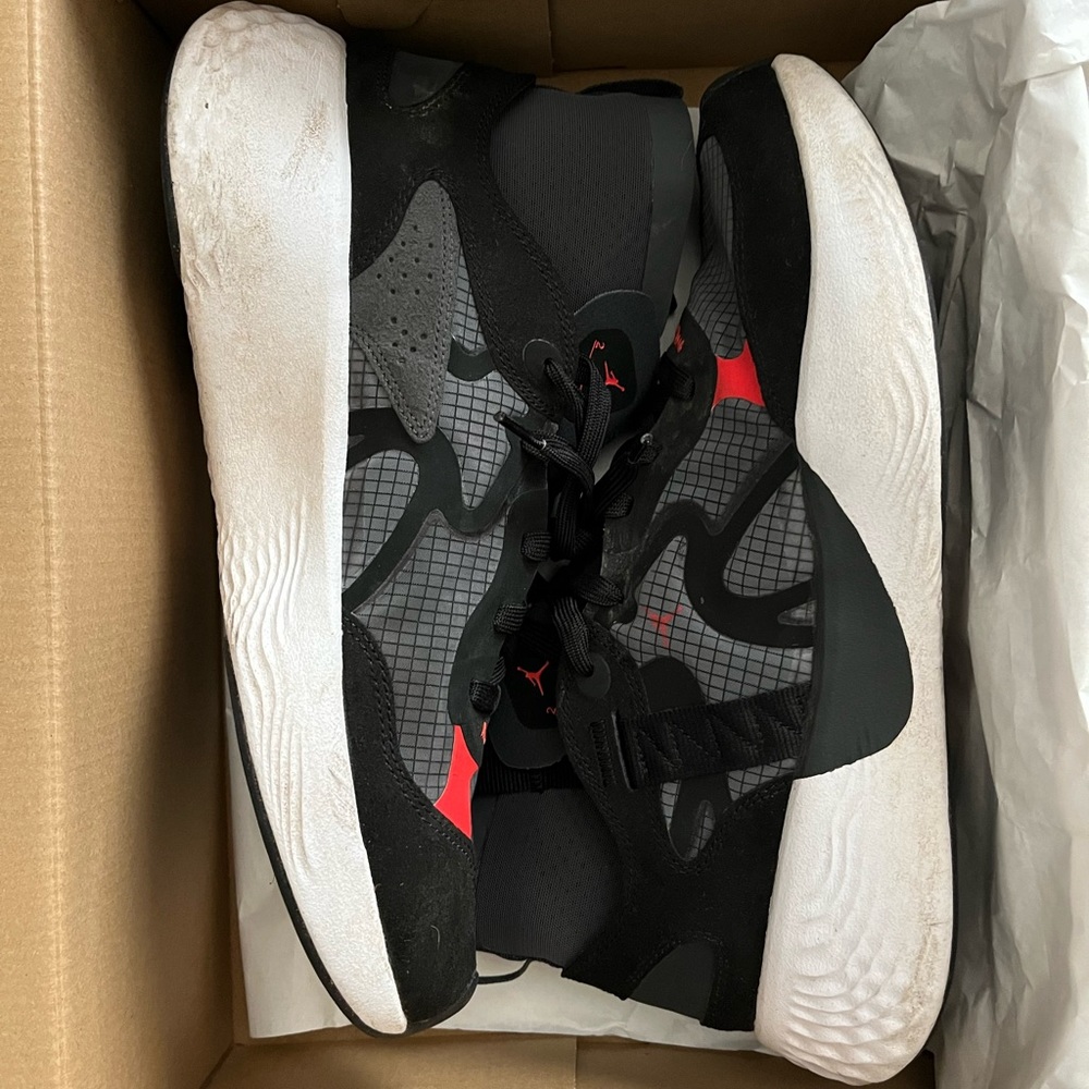 JORDAN DELTA 3 MID / Men 10.5 / worn once & too small